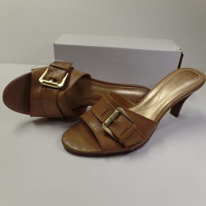 NWOUTB TAHARI BEDFORD TAN BUCKLE HEELED SLIP ON SANDALS SIZE: 10